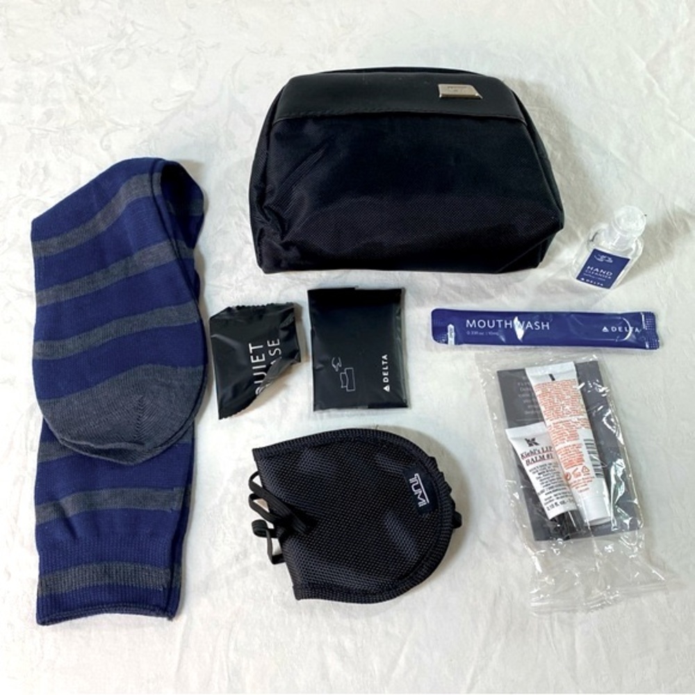 TUMI FOR DELTA NWOT Black Amenity Travel Kit Pouch Wash Bag with Contents